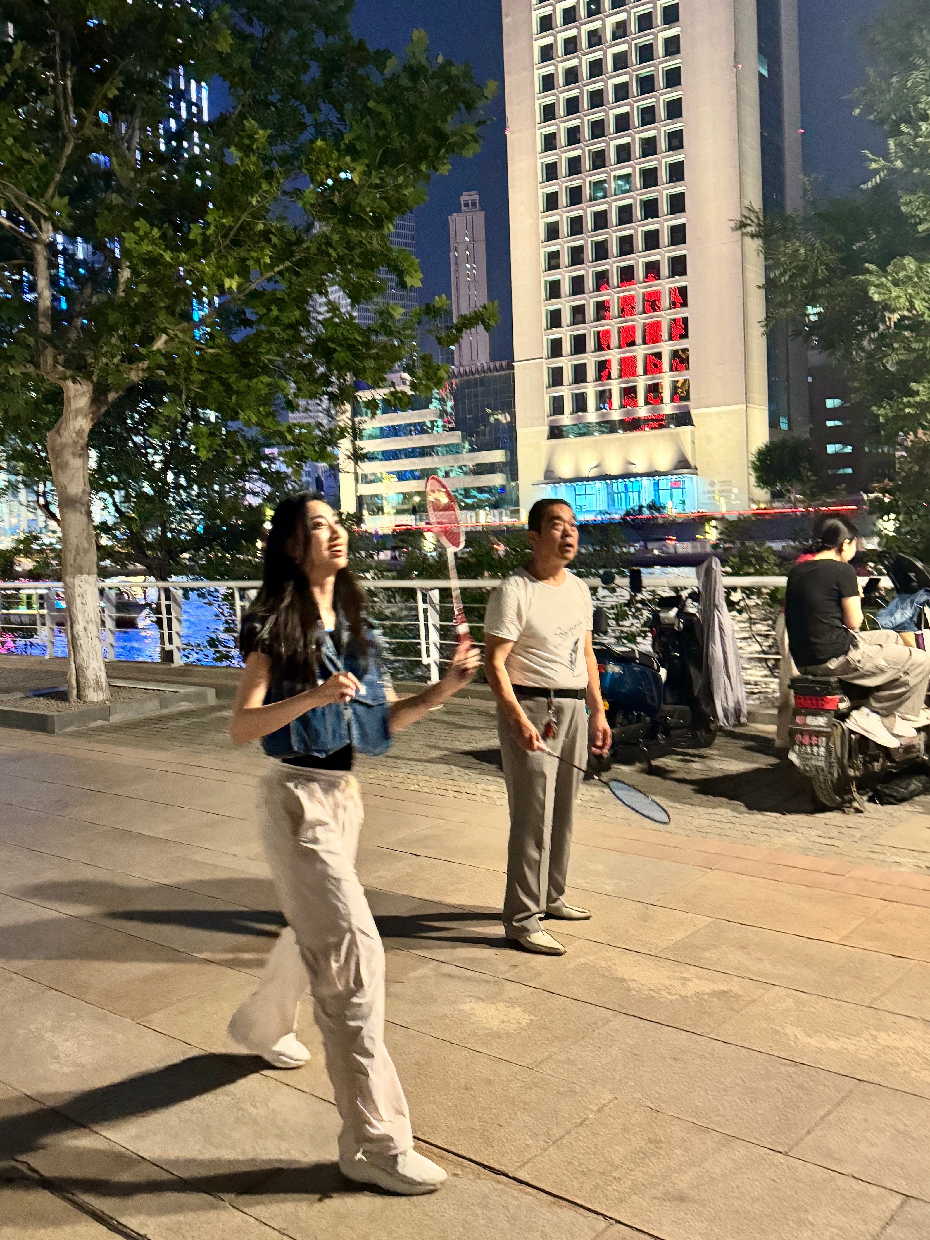 Listen to 伯伯！在海河边只因在人群中多看了一眼于是开始莫名打入了内部哈