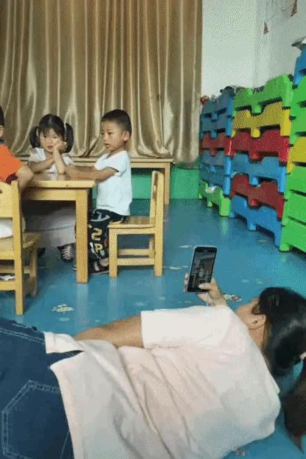 幼儿园老师也不容易啊，想要把孩子们拍齐了，必须想点方法。