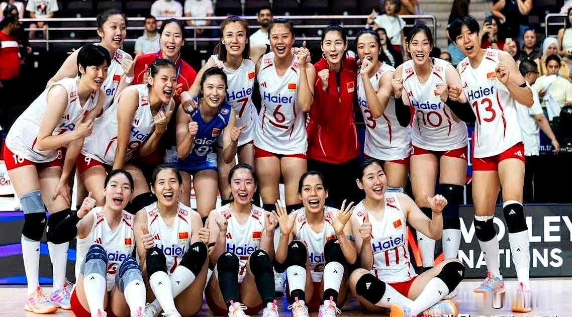 世联赛这夜，灯光一亮，法国还没缓过气，中国女排已把节奏攥在手心，三局清空，拿到本