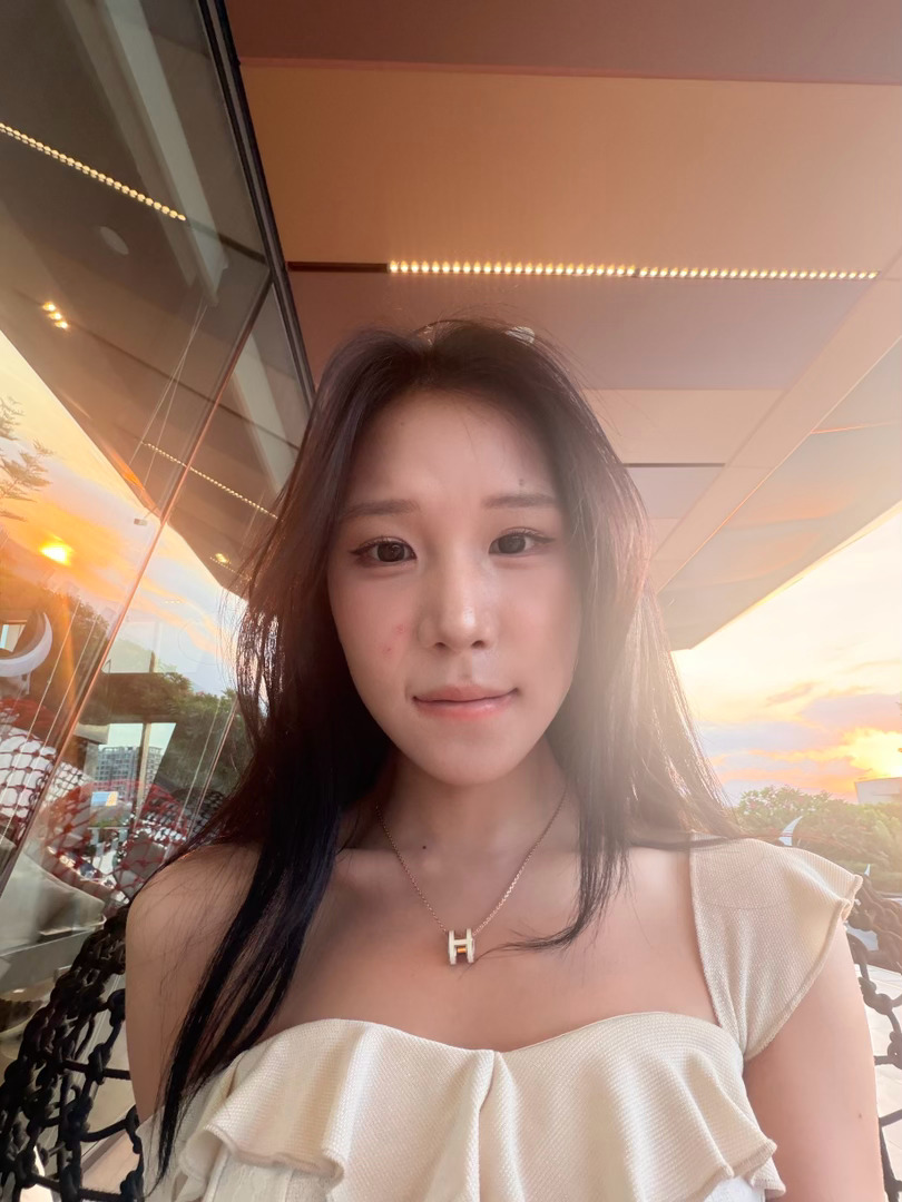 好绝望，来大姨妈长了两颗痘痘，还是线形长在法令纹上面的。。。 