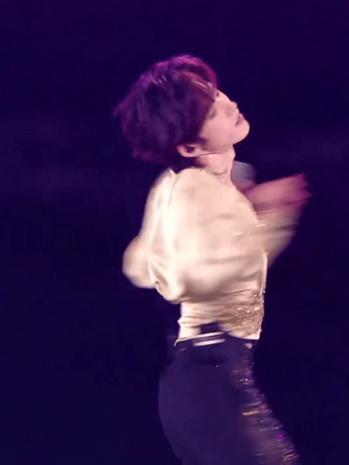 宋亚轩演唱会上这个转圈，嬷嬷吻了上来，小小年纪就学着做姨娘那一套媚粉，们养成系上