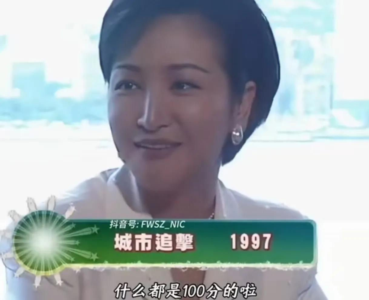 1997年的时候，谢霆锋17岁，在他妈妈狄波拉的眼里，他是最优秀的儿子，什么都是