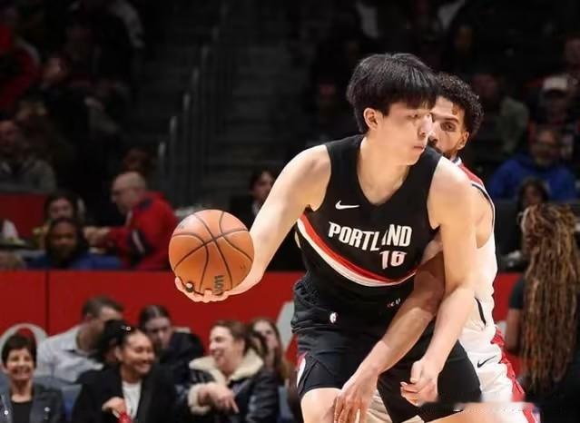 杨瀚森打出生涯最佳一战，正负值全队最高引美媒球迷盛赞！
在开拓者与奇才的激战中，