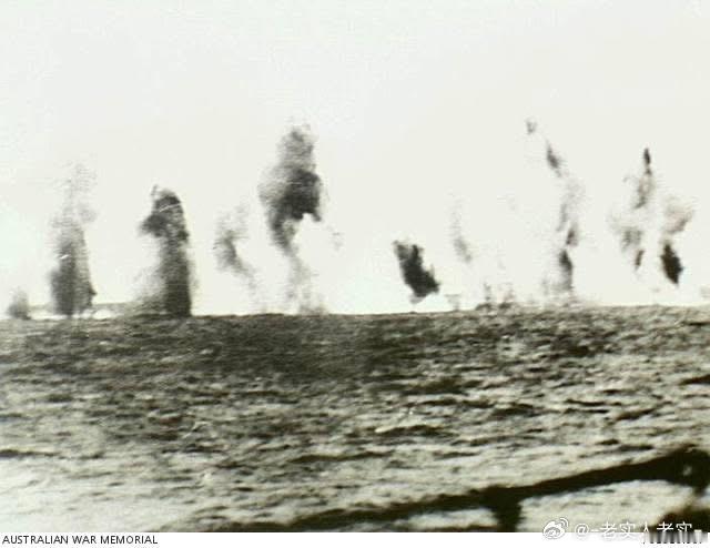 遭到日军猛烈空袭的皇家海军艾克赛特号重巡洋舰，摄于1942年2月14日的爪哇海（