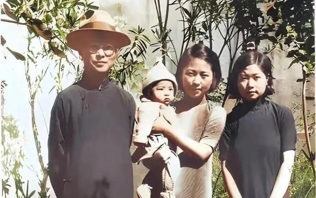 1949年，沈从文喝下煤油割腕自杀，被救后想要拽住妻子张兆和的手，却被冷冷甩开。