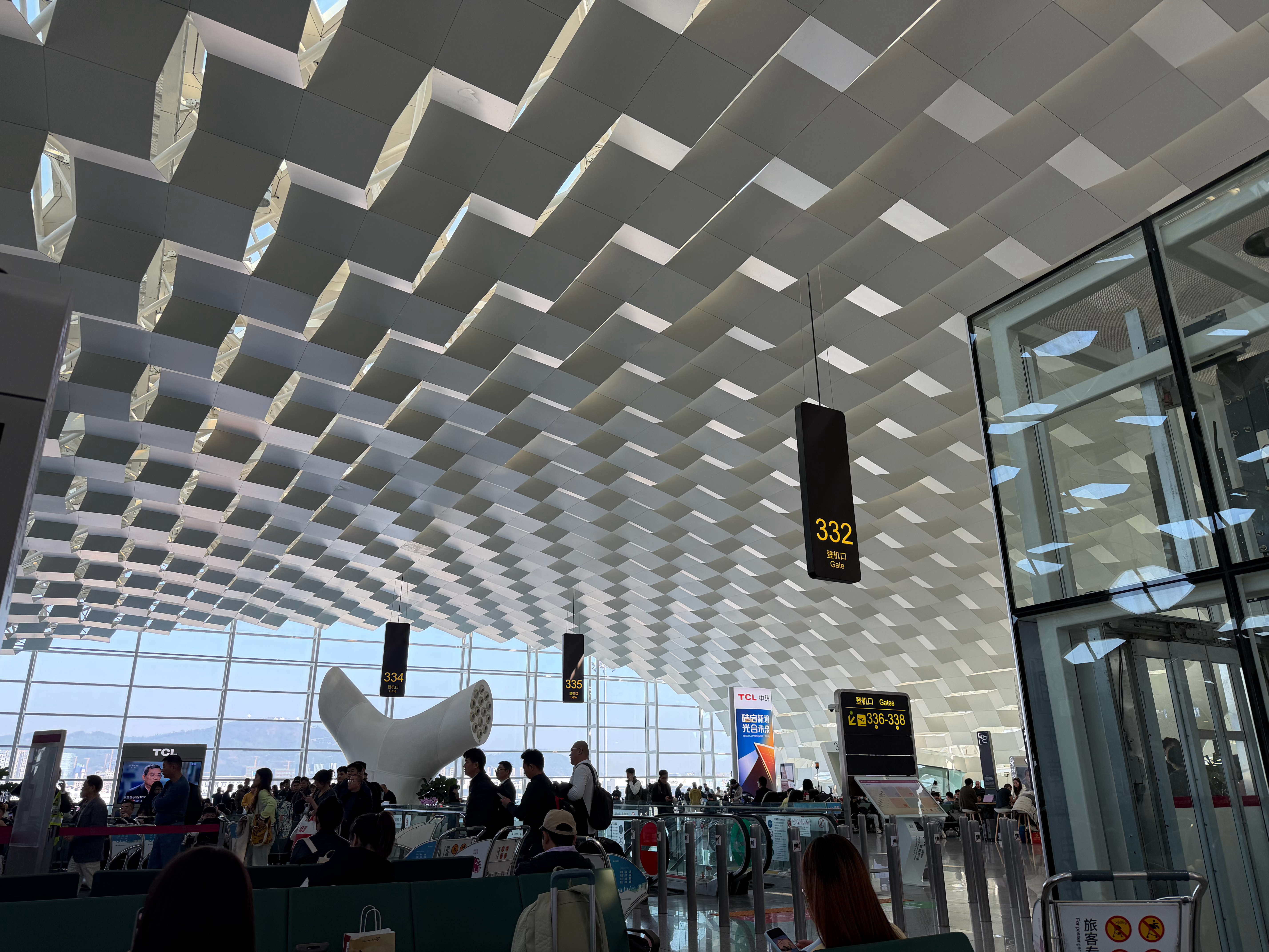 拉肚子拉得我已经全身乏力看了看自己的行程表，这一趟出差很重要。没办法，只能硬着头