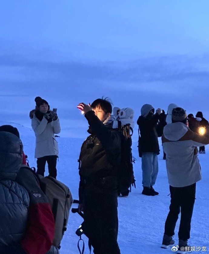 挪威偶遇李现谁看了不说一句，李现生图比精修还好看，挪威这组太绝了。网友挪威偶遇李