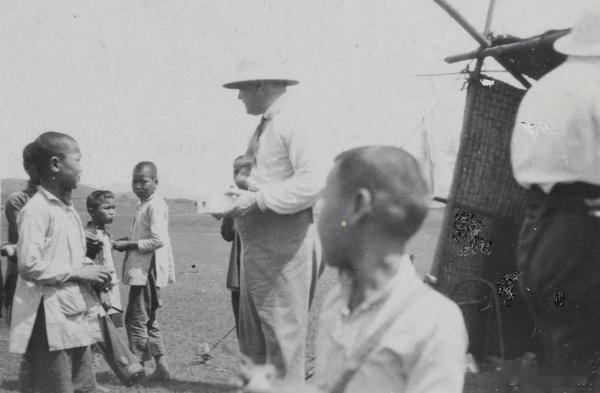 高尔夫球场的孩子们，1919 年 11 月，南宁 ​​​