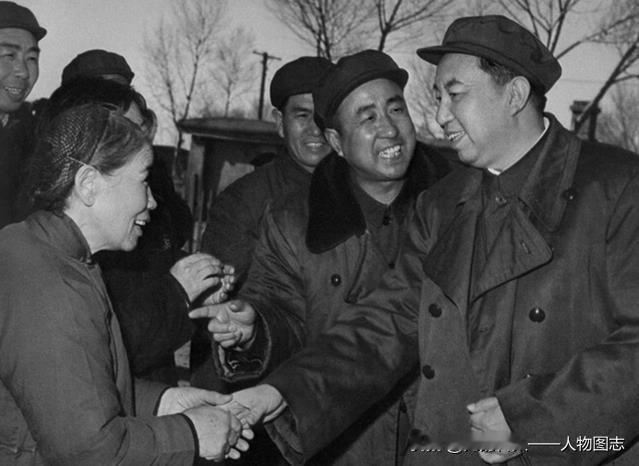 1977年4月18日，华国锋同大庆会战初期带领四名家属，五把铁锹闹革命的薛桂芳亲