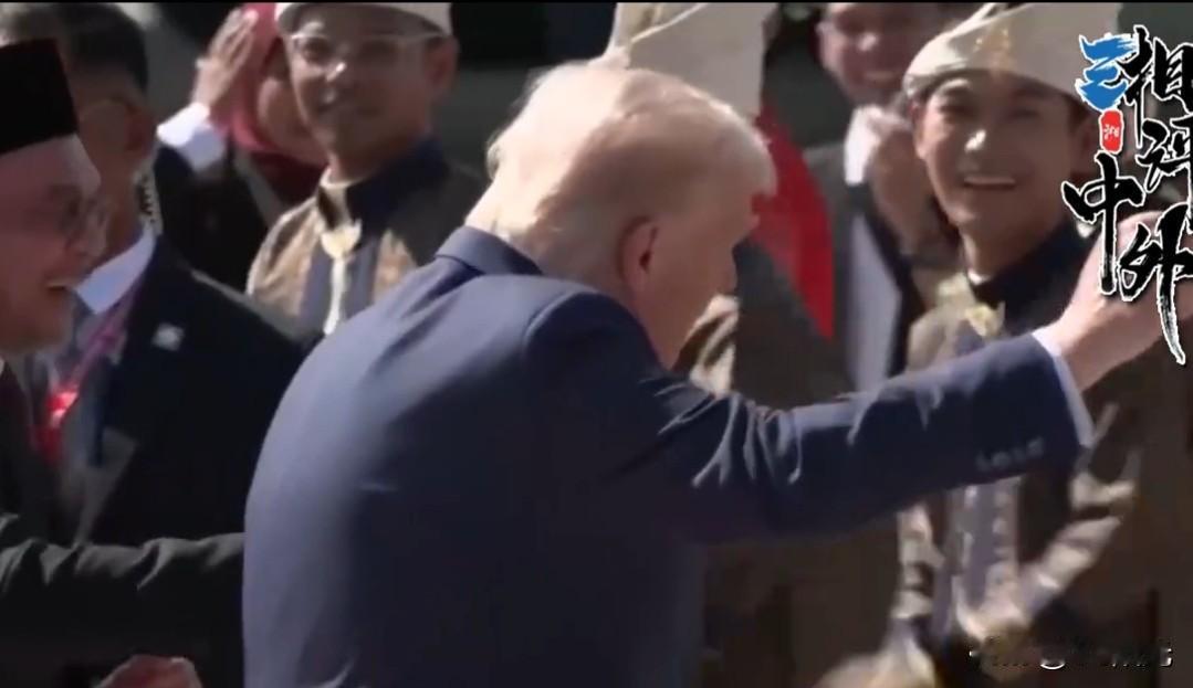 5500亿美元啊……
当特朗普在航母甲板上伸出手臂，一把搂住日本首相高市早苗时，