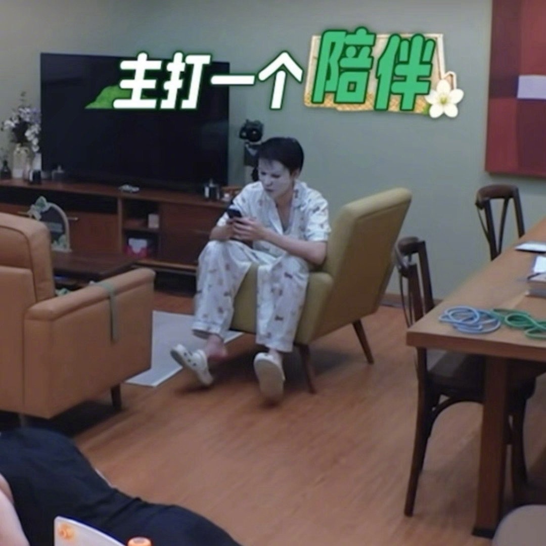 王俊凯穿睡衣敷面膜中餐厅10 乖乖地穿着睡衣敷着面膜陪健身的 怎么这么萌啊小凯！