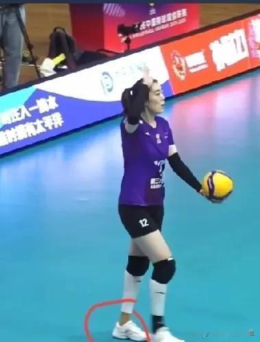 你敢光着脚丫上场打球吗？天津女排姑娘孟豆就这么干了！

比赛时她没穿袜子，光脚上