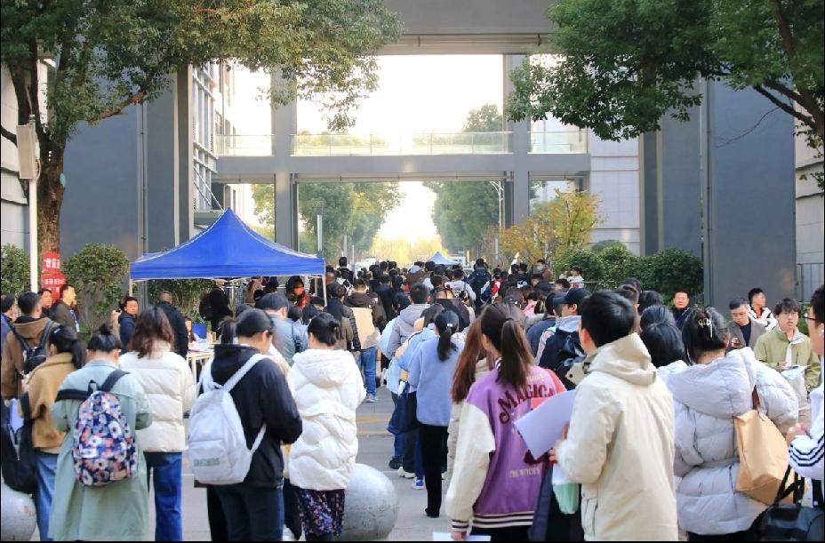 本以为稳了，万万没想到公务员笔试第一综合第一，仍然落榜？

很多人百思不得其解，