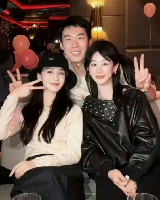 杨紫和刘诗诗同框，她脸长头大面部僵硬，比38岁刘诗诗还显老。
 
昨天，是杨紫的