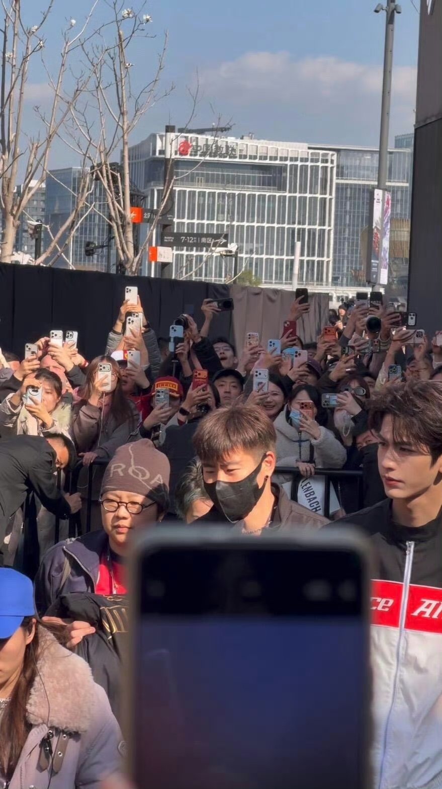 张凌赫上海f1活动赛车服 张凌赫上海活动粉丝人气 张凌赫上海活动粉丝人气 