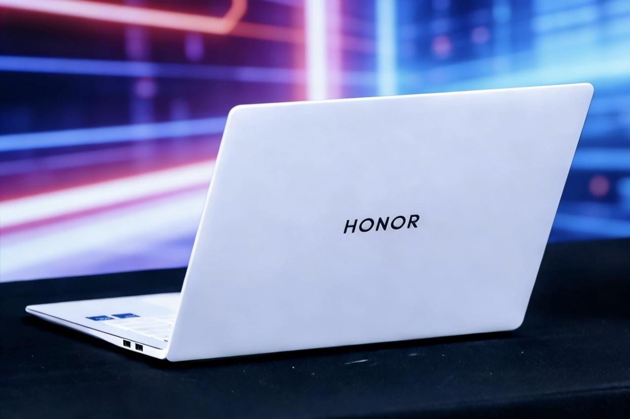 荣耀新轻薄笔记本续航能做到2天不充电，你敢信？

荣耀手机是出了名的大电池大续航