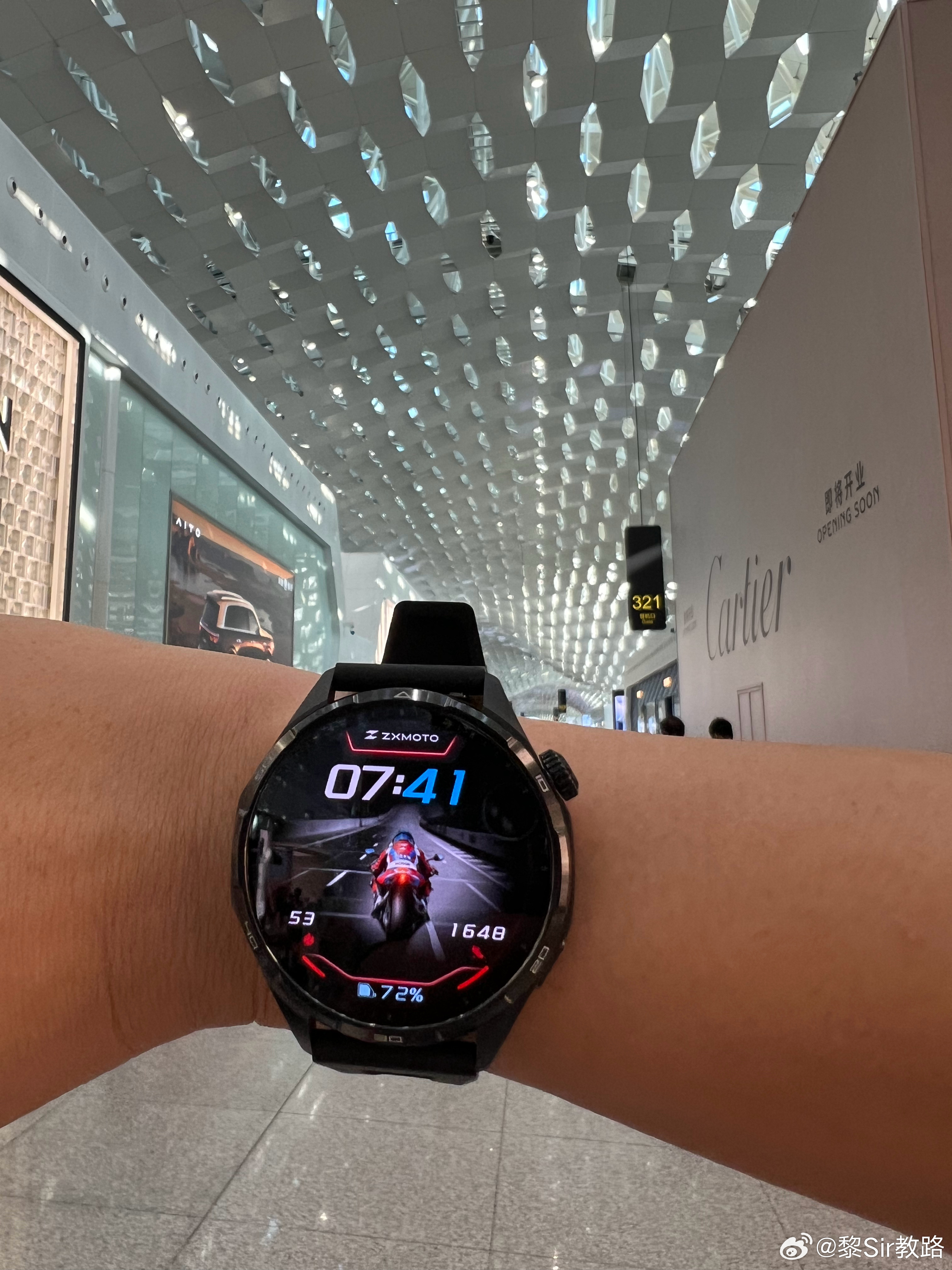 相较苹果iWatch，荣耀手表的续航能力真是好一万倍，忘记充电，忘记带充电线。 