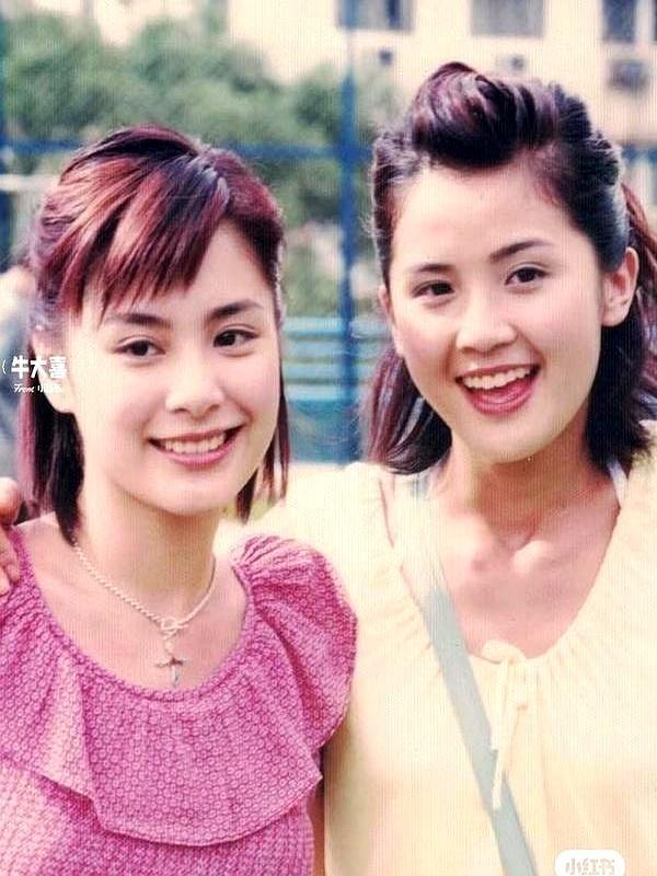 1月13号，尖沙咀街头，Twins合体给奶茶店站台。生图一出，阿Sa直接翻车：脸