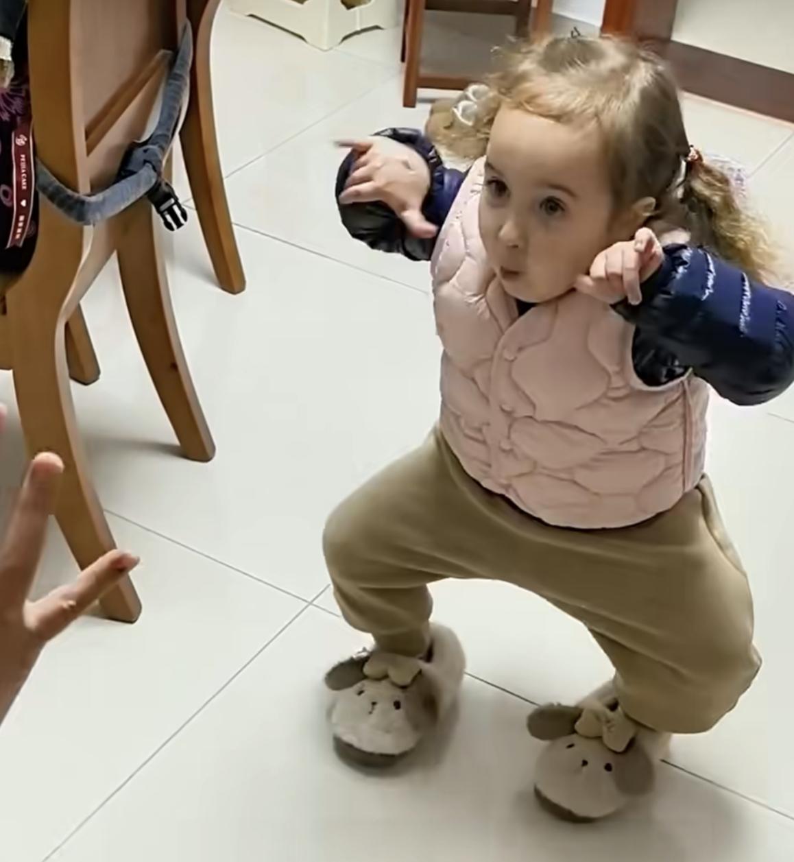 江苏爸妈生出混血娃娃
江苏，一对中国人爸妈
生出金发碧眼“混血宝宝”，家人还以为