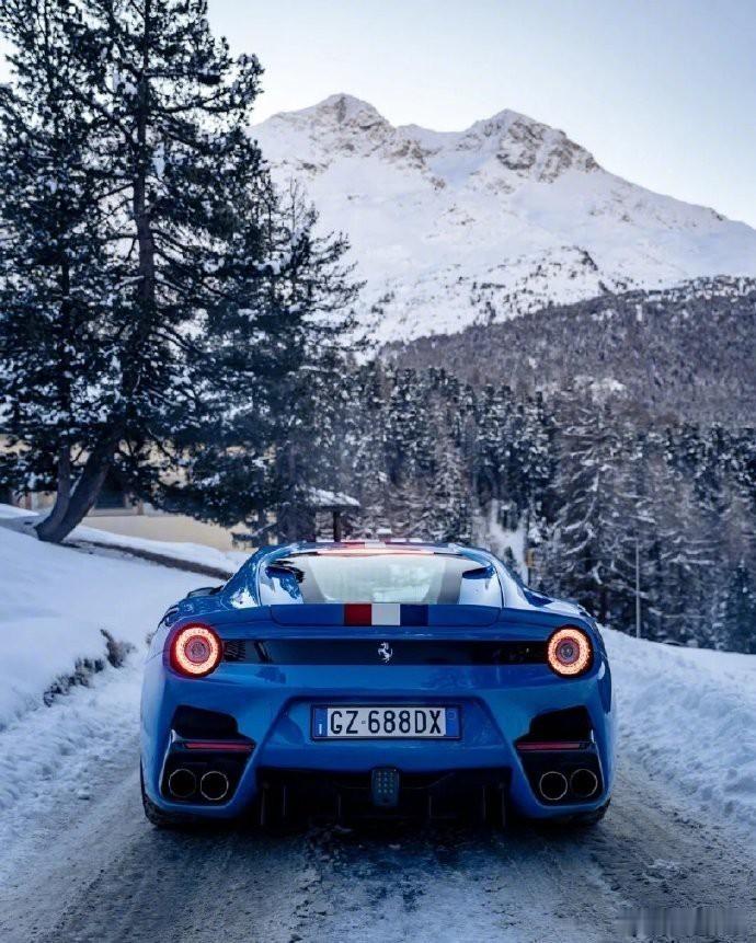 在冰雪覆盖的世界中，法拉利 F12 TD Fsport 以其独特的蓝调魅力，犹如