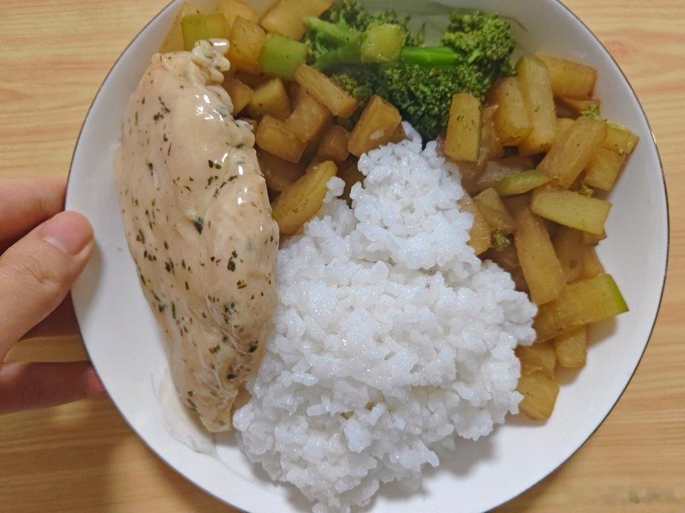 周一健身完练后餐炒了萝卜 西兰花 配着一小碗米饭和即食鸡胸肉（意式香草味）开吃开