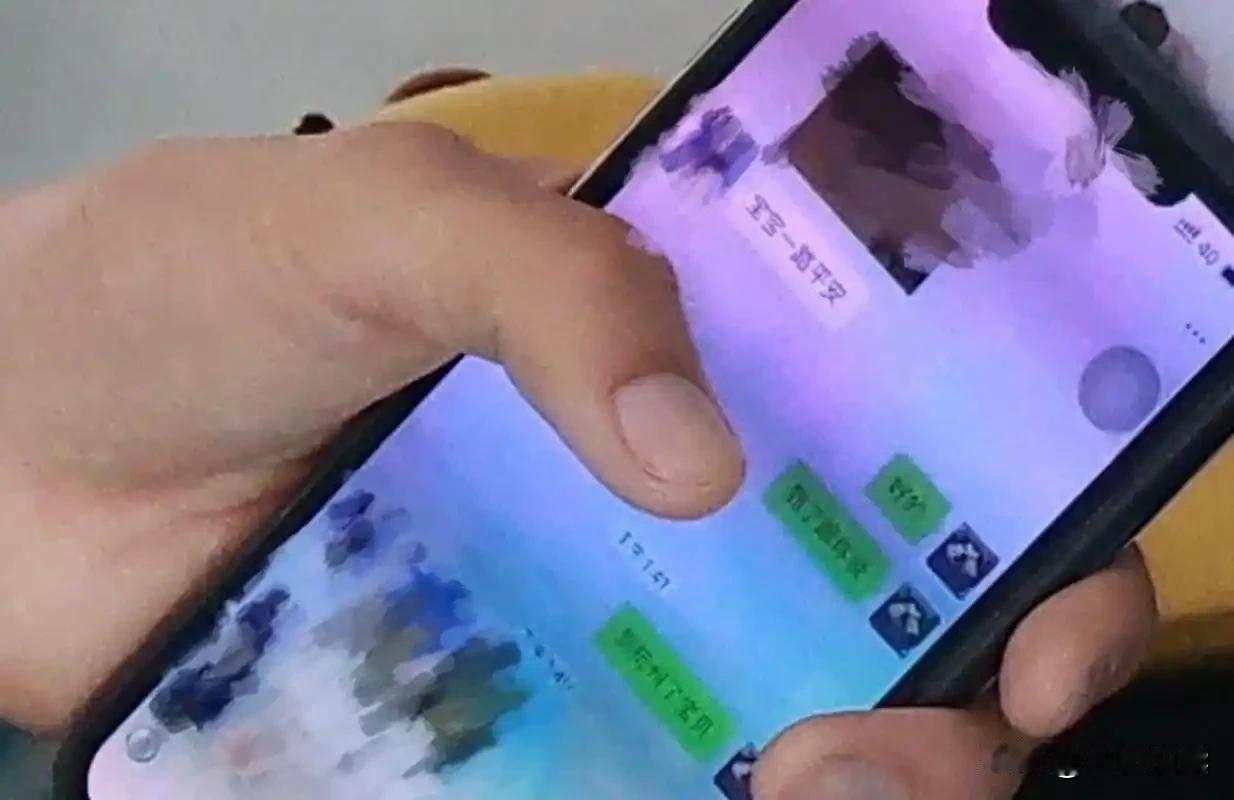现在不管微信还是工作群，很少有人干巴巴打字，好好一句“好的”非要改成“好滴”，一