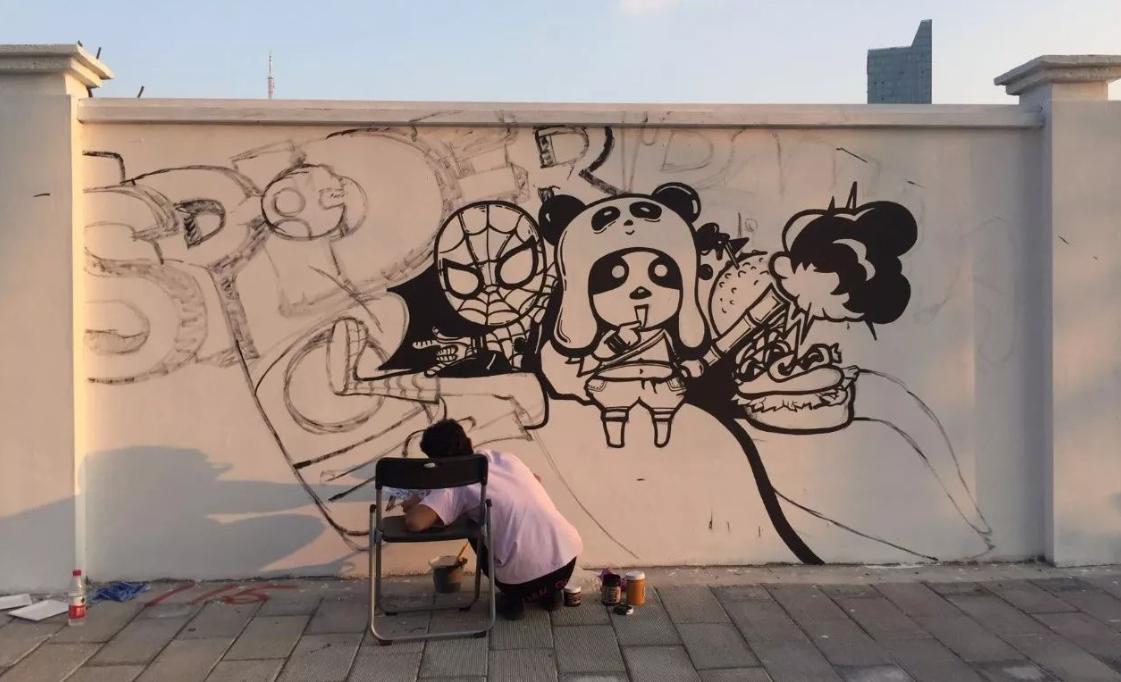 广东江门，一男孩和 3 名同学在某处围墙上乱涂乱画，留下了 “X 人的住处”、“