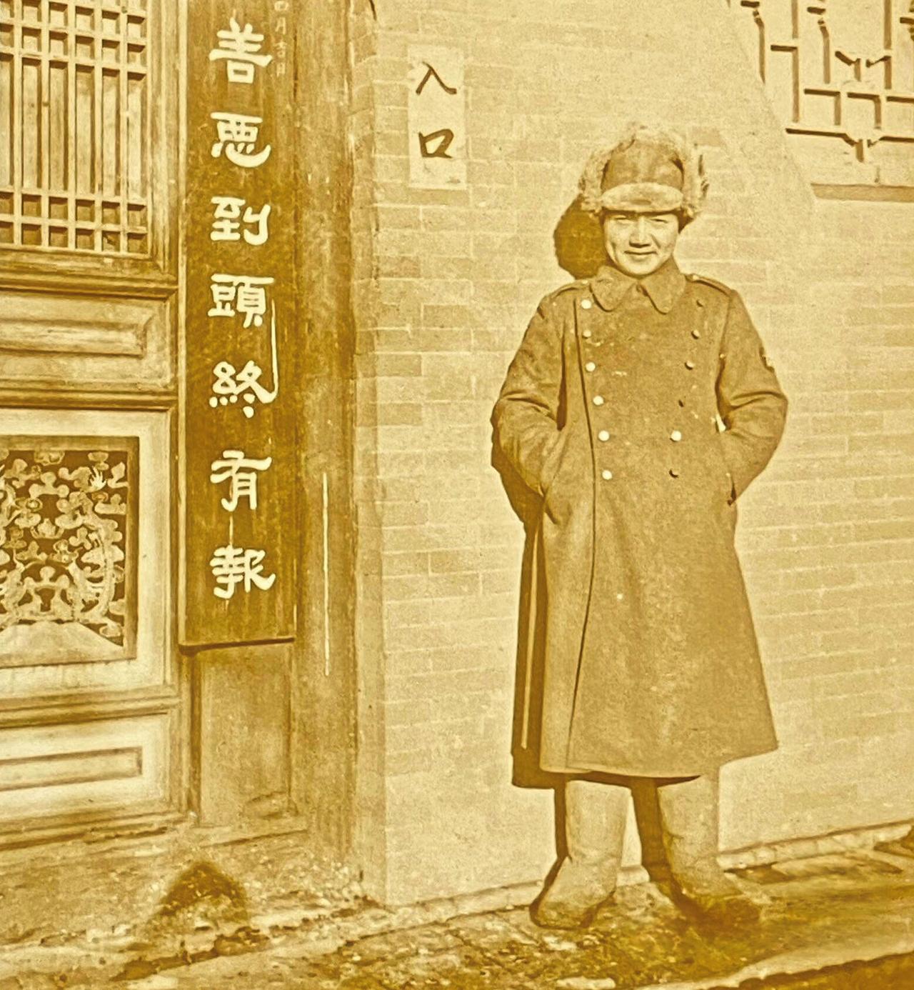 这是一张在任何抗战纪念馆都有一席之地的老照片。一名日军士兵站立在一个牌匾旁合影，