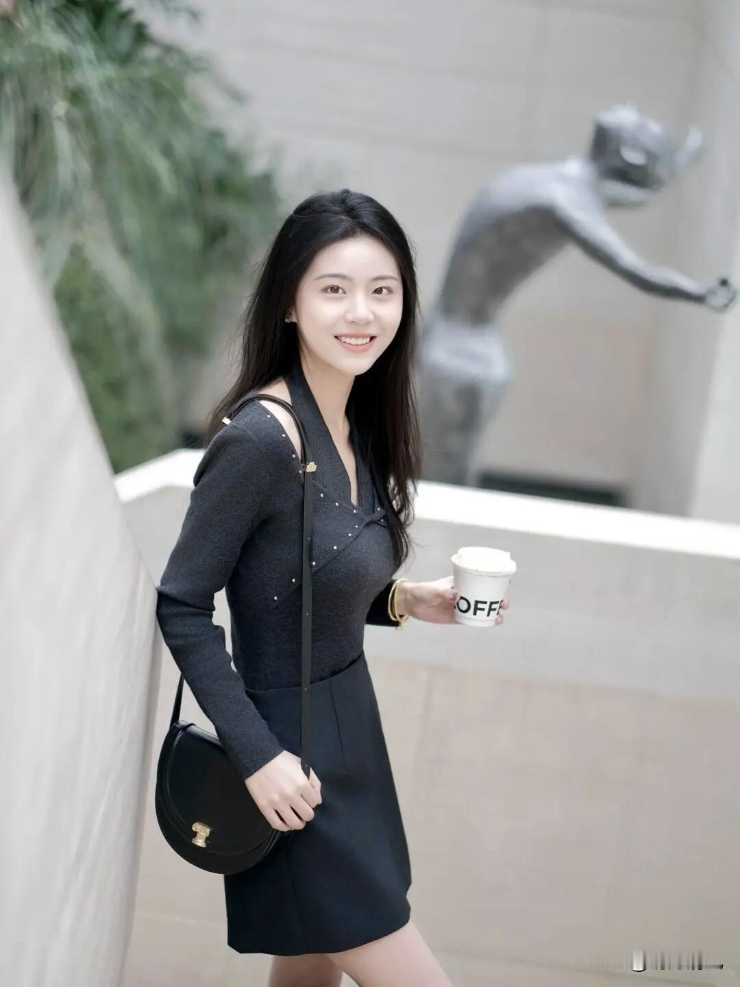 穿浅色衣服拍照显气质，那穿深灰、燕麦色这些低调的颜色，怎么能拍出温柔又高级的感觉