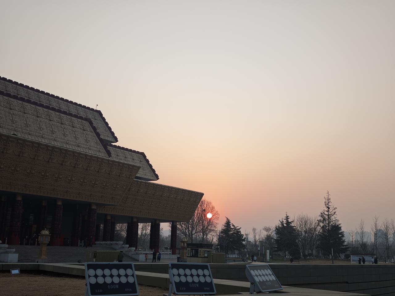 晒图笔记大赛 夕阳下的古建筑，静谧而庄严。