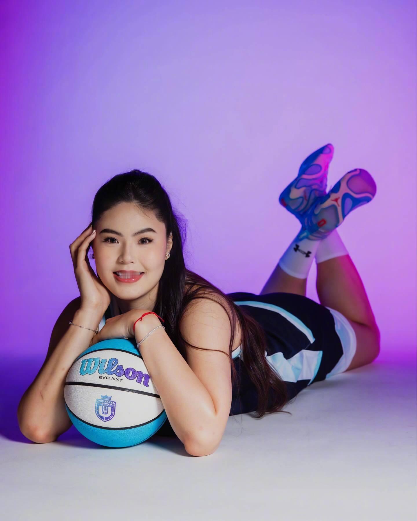 李月汝晒出了代表Unrivaled联赛Mist队拍摄的定妆照！ 