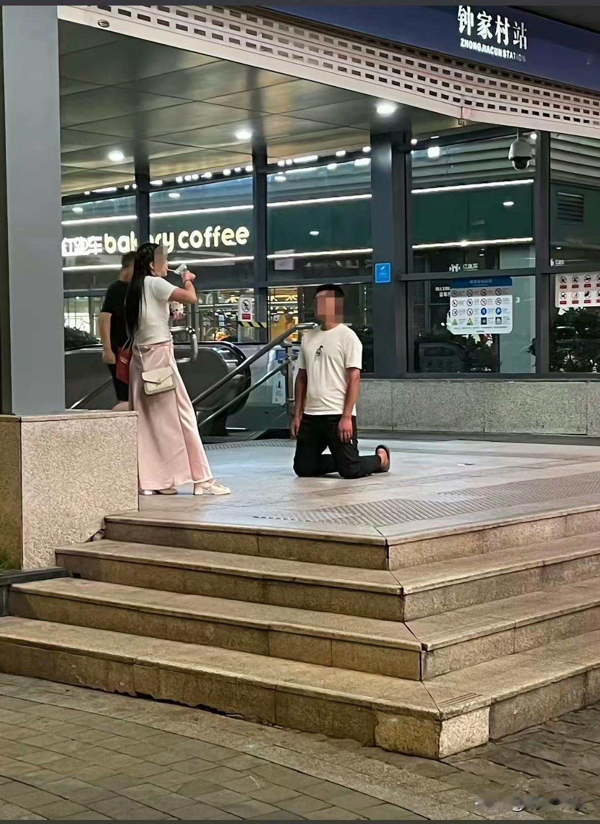 过了钟家村还有下一村，快起来吧，兄弟。
朋友说：这一跪要是能跪出个祁同伟，我就敬