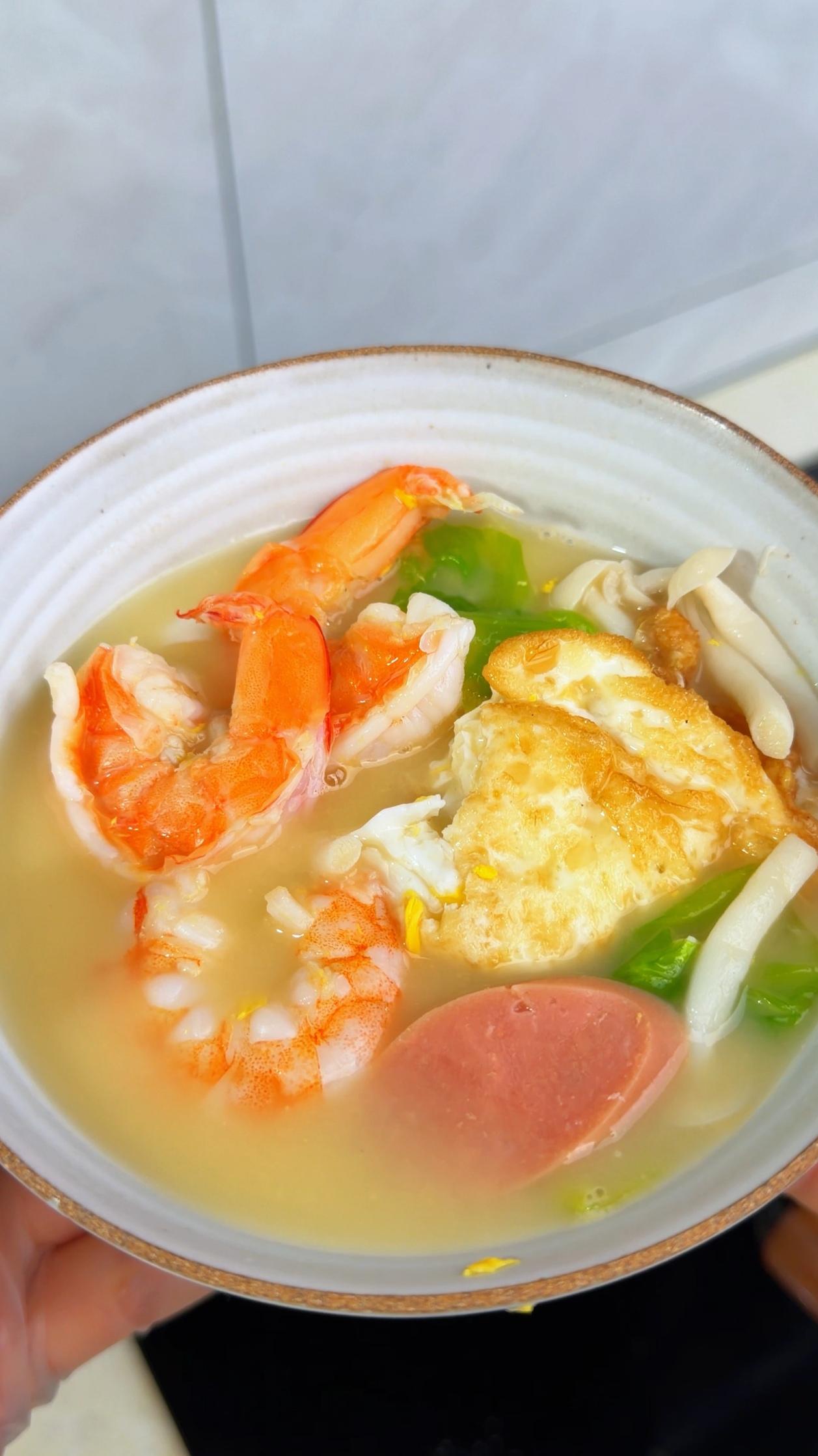 🥣三鲜汤这样做鲜掉眉毛！1️⃣处理食材：先剪出虾头，热锅热油下鸡蛋煎至两面金黄