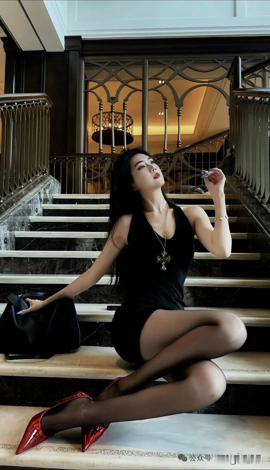 优雅黑裙，红鞋闪耀，楼梯上的时尚女王