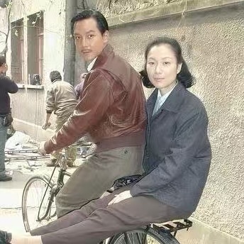 吴彦祖车后的美女看着好眼熟，就是叫不出名字 
