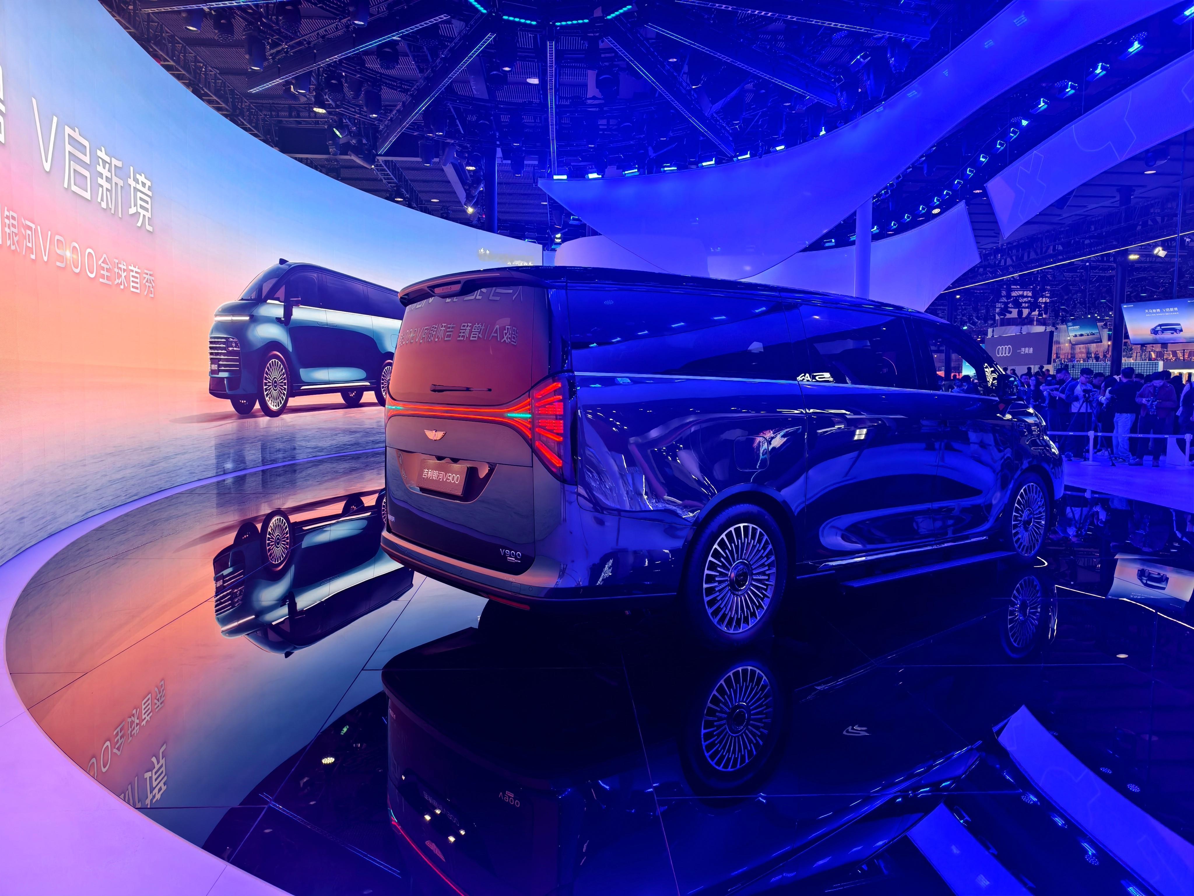 广州车展上首发亮相的吉利银河V900，V系列首款豪华旗舰MPV，由英国设计团队主