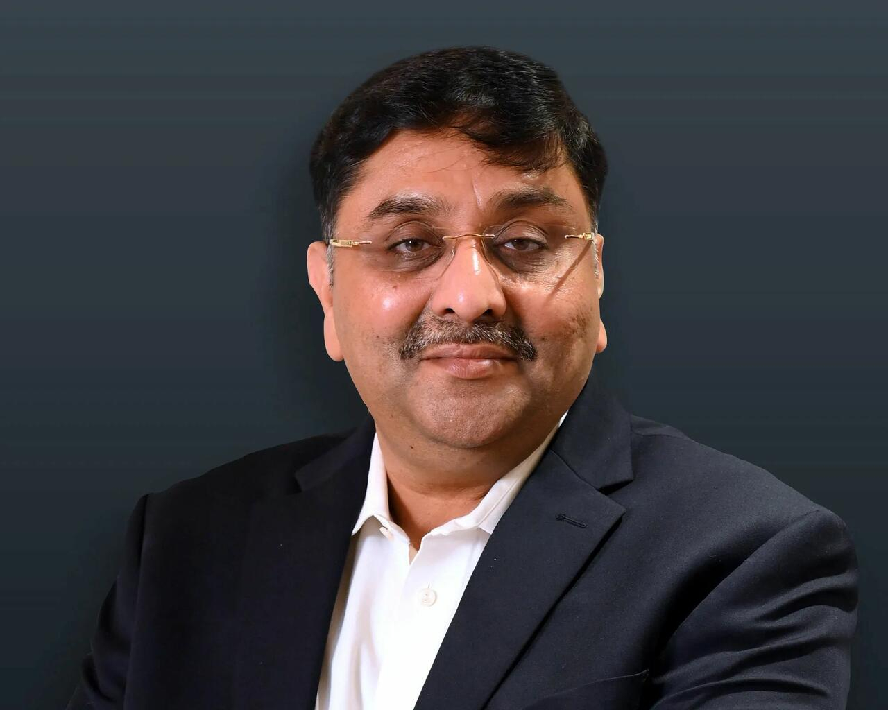 印度裔商人诈骗了贝莱德5亿美元，逃回印度Bankim Brahmbhatt早年在