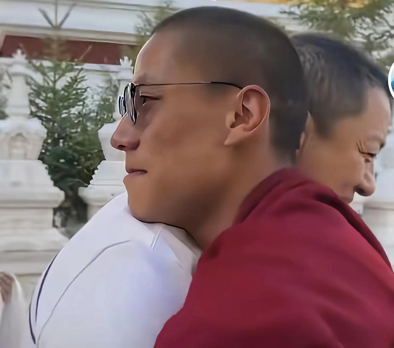 双向奔赴的善意，李亚鹏青海行善突获珍贵唐卡，躬身致谢瞬间破防
李亚鹏最近在青海囊