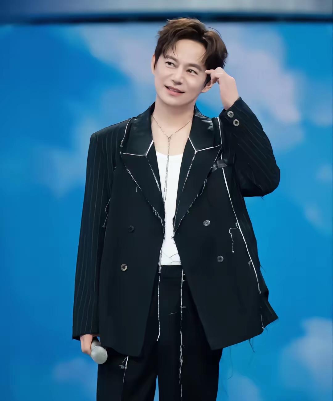 著名的节目主持人何炅今年 51 岁了，依然是单身一个人，但人家和普通单身不一样，