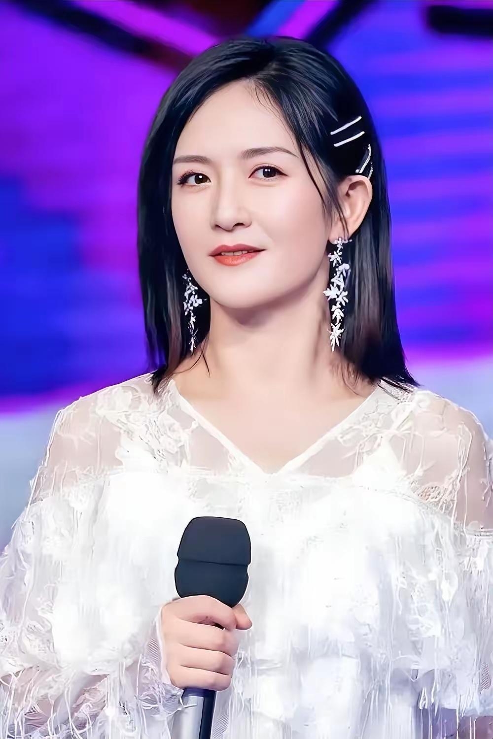 万万没想到，观众没想到，连谢娜自己都没想到！带着全网唱衰站上央视秋晚的她，反倒成
