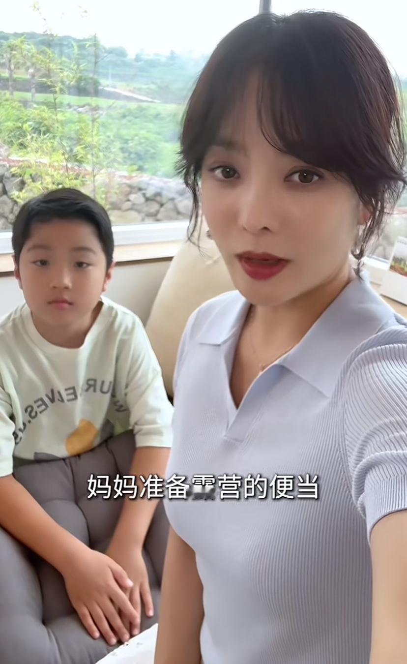 蔡琳的中国话说的越来越好了，儿子也越来越像爸爸高梓淇了。
如果蔡琳当初大部分时间