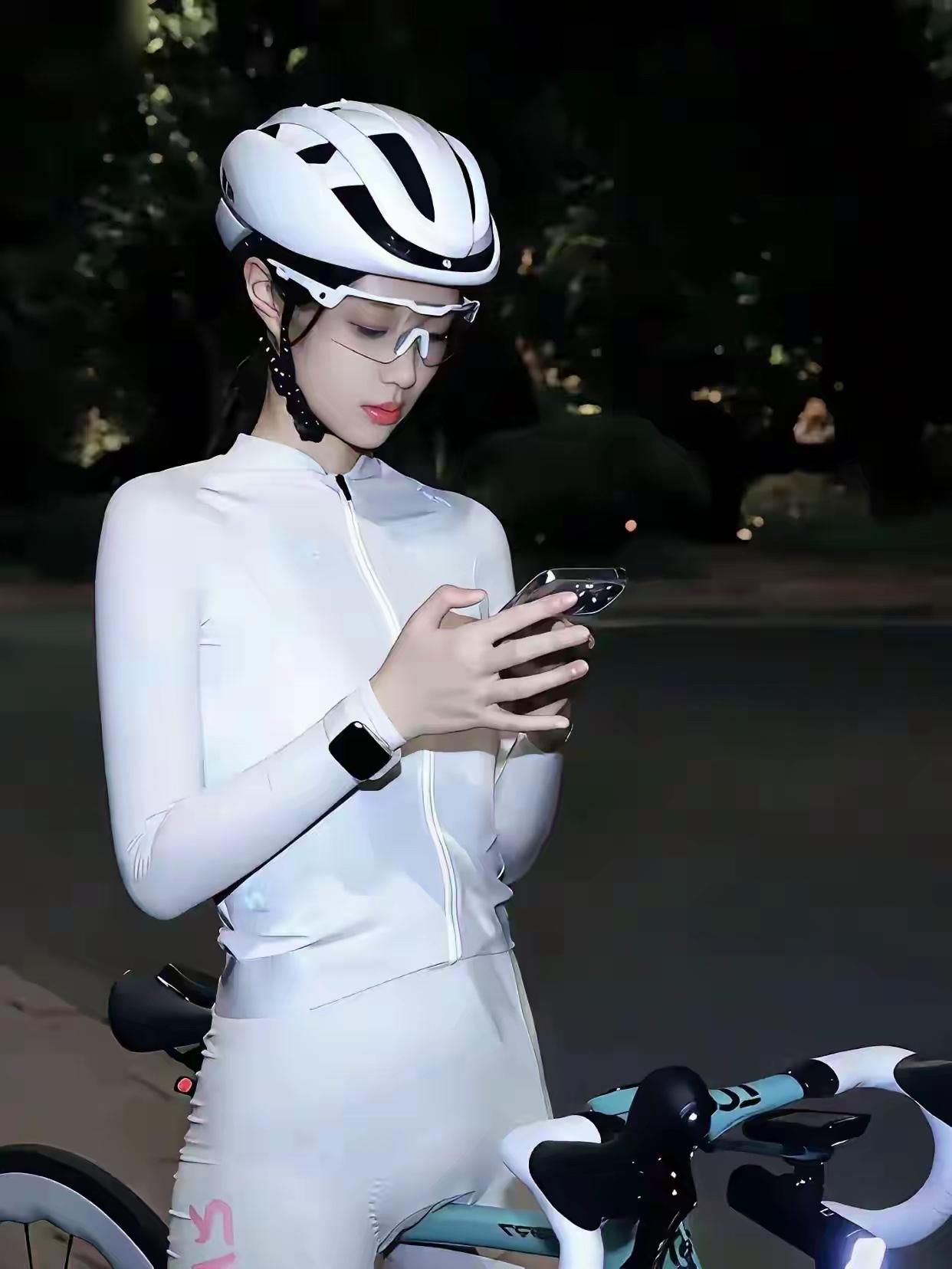 夜晚骑行，安全第一，装备齐全，享受科技带来的便利！🚴‍♀️🌃