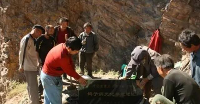 1999年，河北隆化县的四个少年去山上玩耍，避雨的时候躲到了鸽子经常出没的洞里，