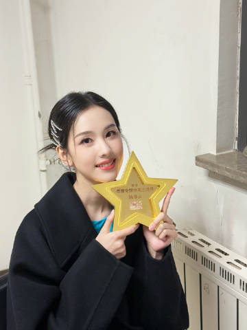 陈都灵晒国剧盛典合照陈都灵晒奖杯  哇！陈都灵晒国剧盛典合照啦！还有奖杯 🏆 