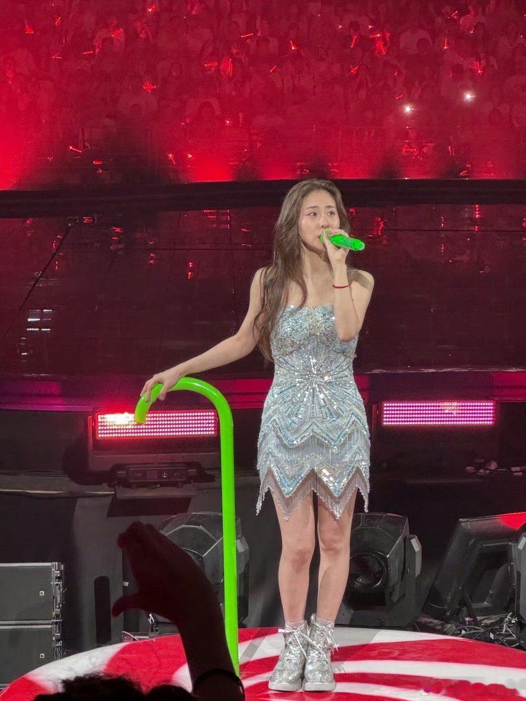 #张碧晨演唱会随机爽翻一个观众#真的太激动了，能去姐姐的演唱会真的太幸福了，不仅