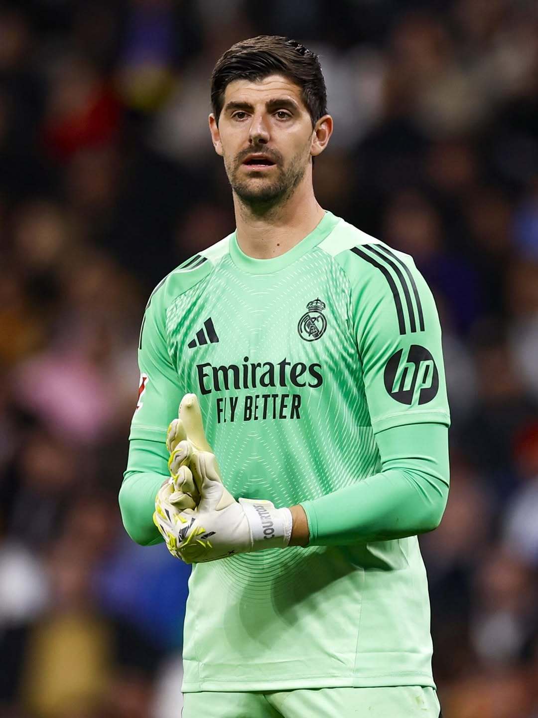 马卡报：库尔图瓦在对阵曼城的赛前热身时感到疼痛，但他仍然踢了45分钟。预计库尔图