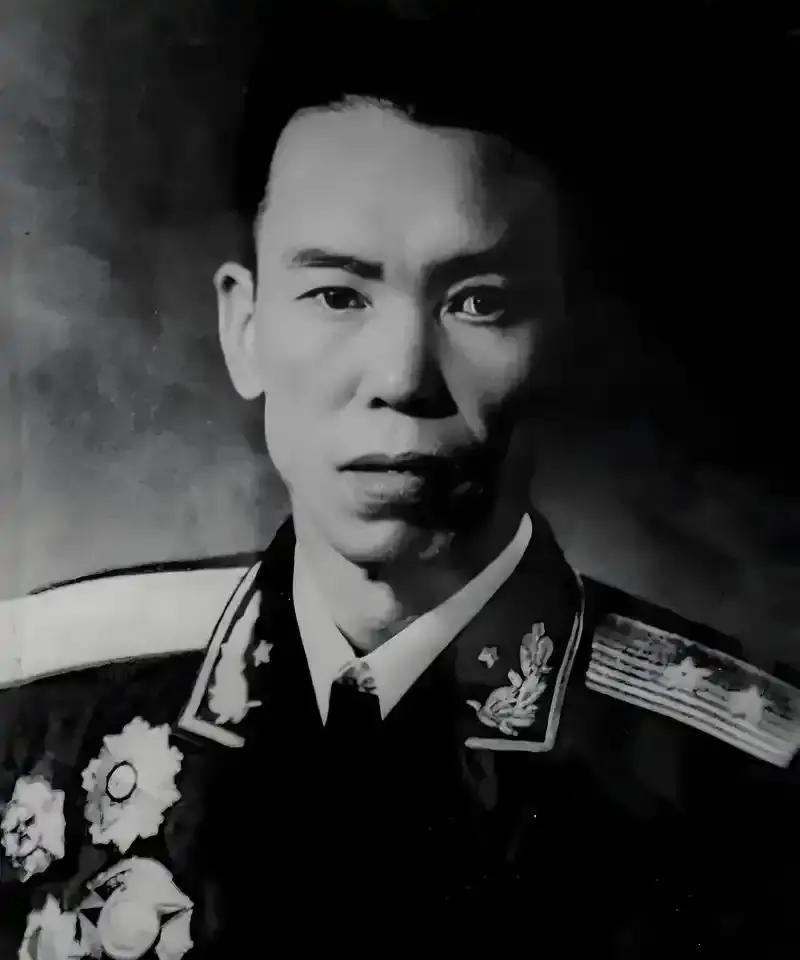 1945年8月，日本投降当天，延安高层没庆祝，反而瞬间绷紧神经：东北这块工业心脏