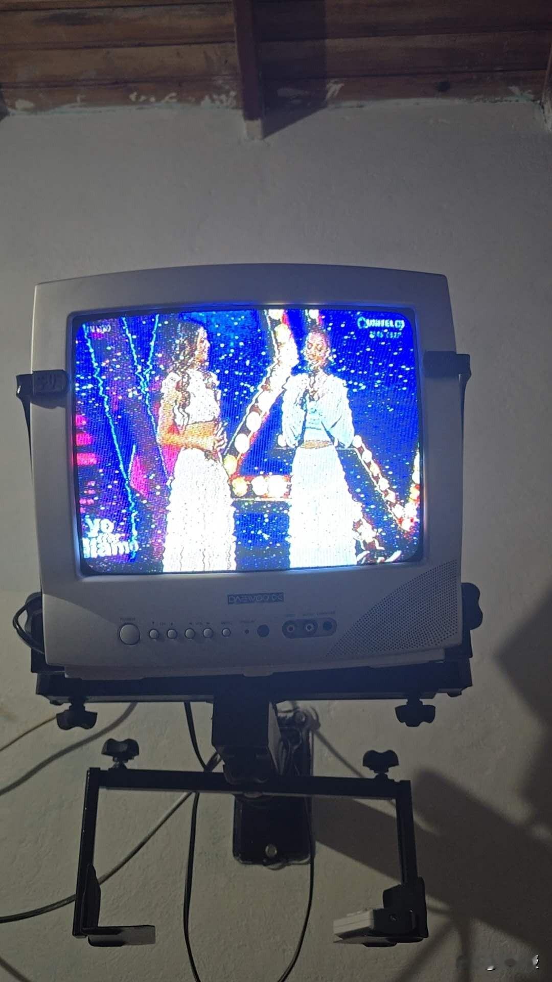 前方记者发来图片
委内瑞拉酒店里的电视机
Daewood电视机
看着很先进
有认