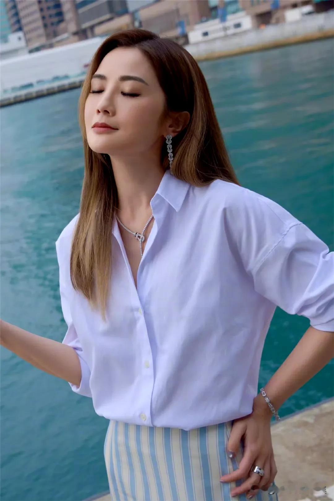 蔡卓妍穿白衬衣真的太优雅了！以往她一直是青春靓女形象，这次黄棕色短裙搭配白色衬衣