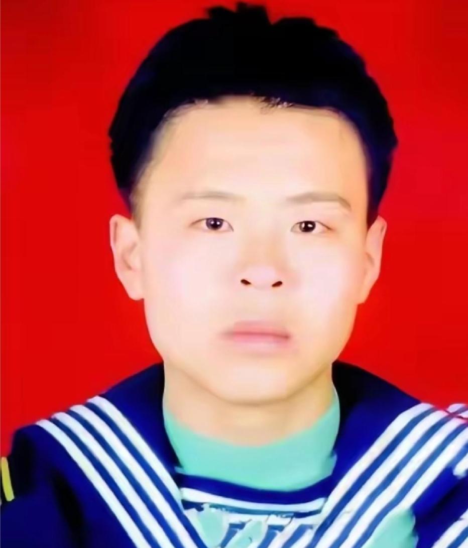 据央视报道，海军战士王永波在执行任务途中，舰艇意外起火。危急时刻，他奋勇上前救火